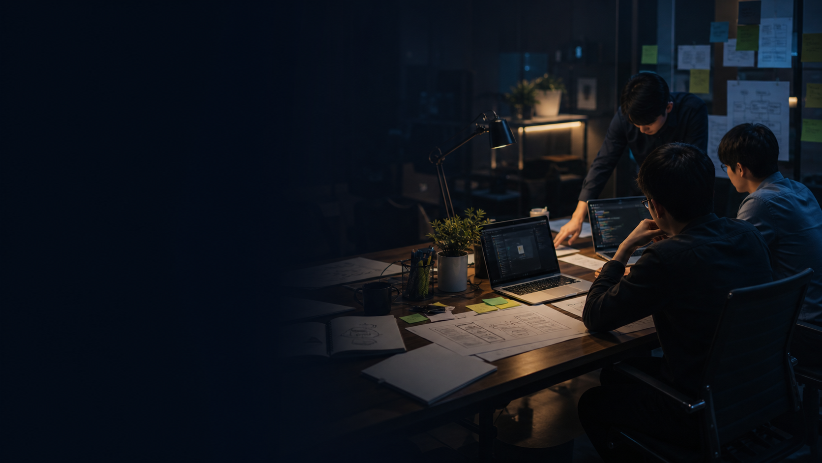 ทีมซอฟต์แวร์กำลังคุยงานระบบและ architecture ใน workspace โทนมืด